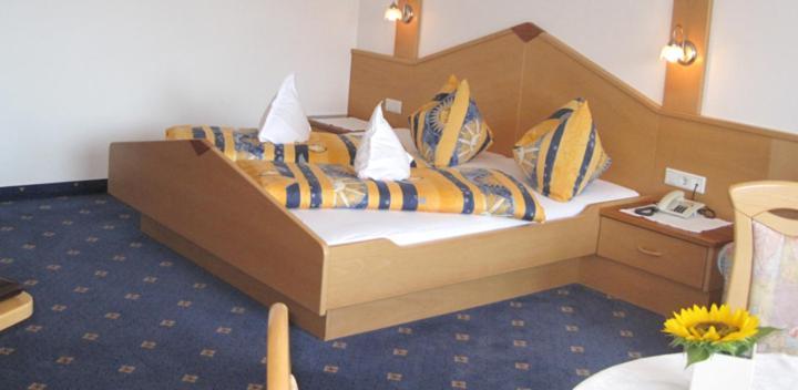 Small Hotel Sonne Tirolo Exterior photo