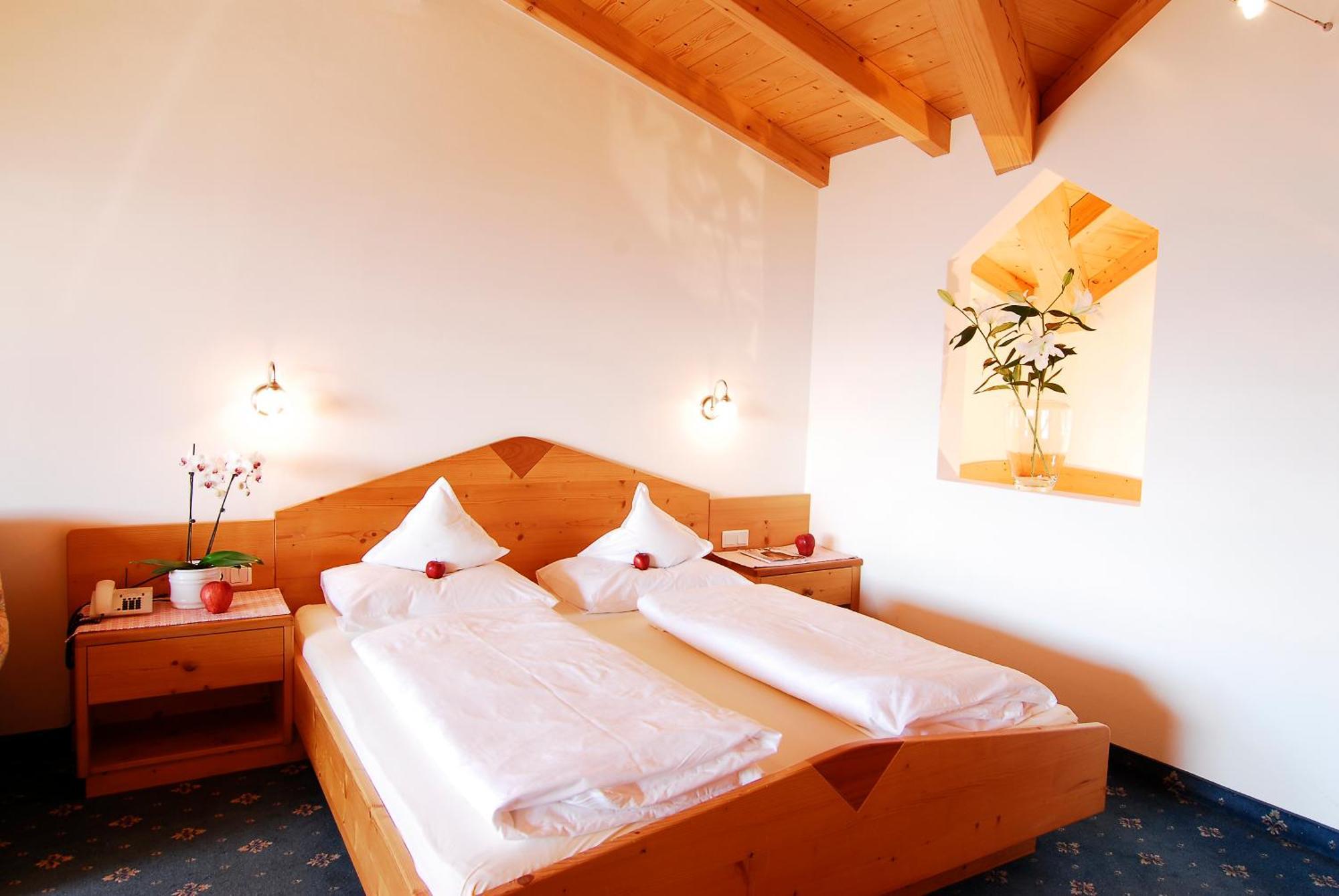 Small Hotel Sonne Tirolo Exterior photo